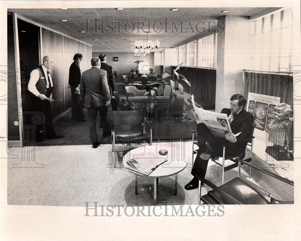 1974 Press Photo Travelers United Air Lines VIP lounge - Historic Images