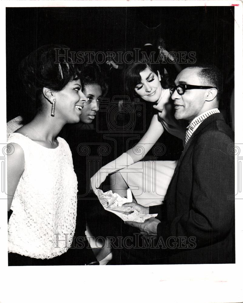 1966 Press Photo Tony three attractive fashion magazine - Historic Images