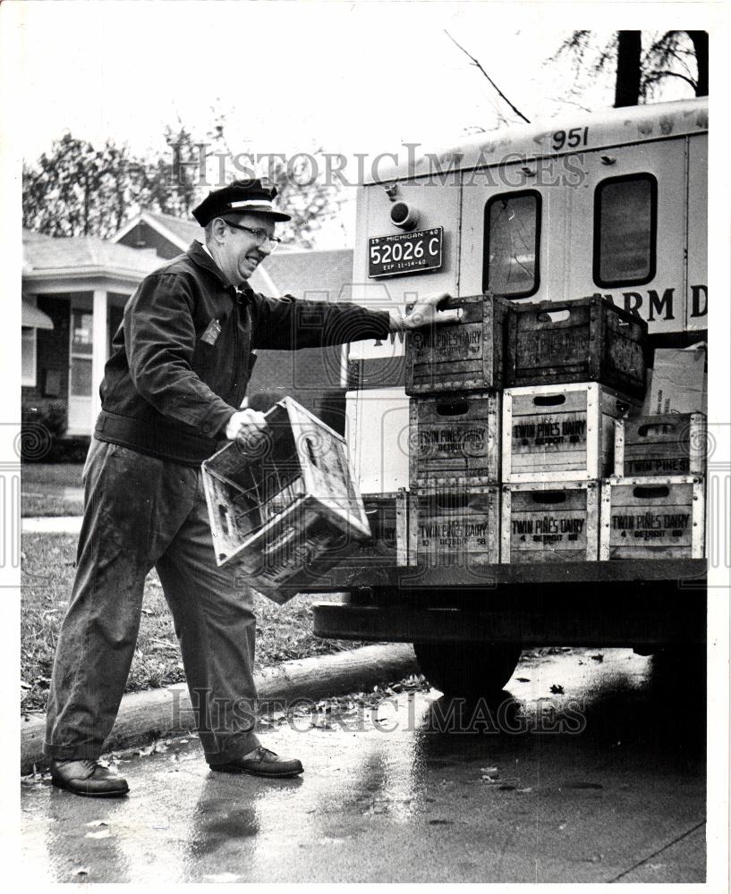 1961 Press Photo Michigan Diary Delivery Man - Historic Images