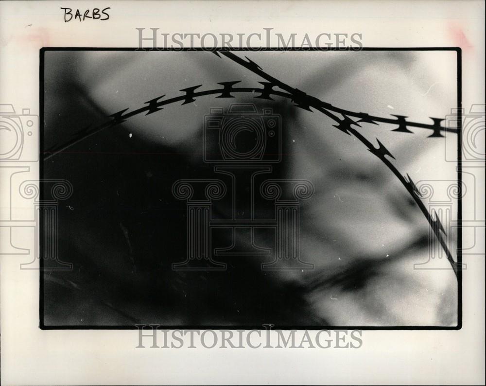 1989 Press Photo Concertina wire guard tower - Historic Images