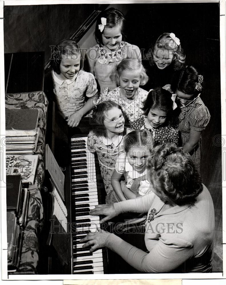 1946 Press Photo Miss Ernestine Pierce Village Musician - Historic Images