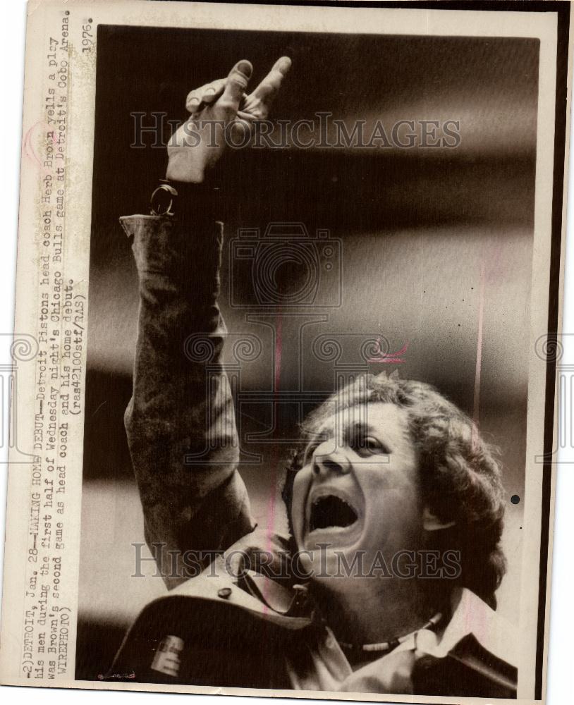 1976 Press Photo Herb Brown Detroit Pistons Cobo Arena - Historic Images