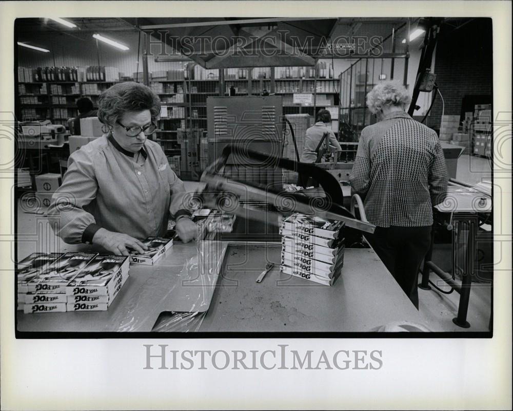 1980 Press Photo Shrinkwrap machine Virginia Borsuk - Historic Images