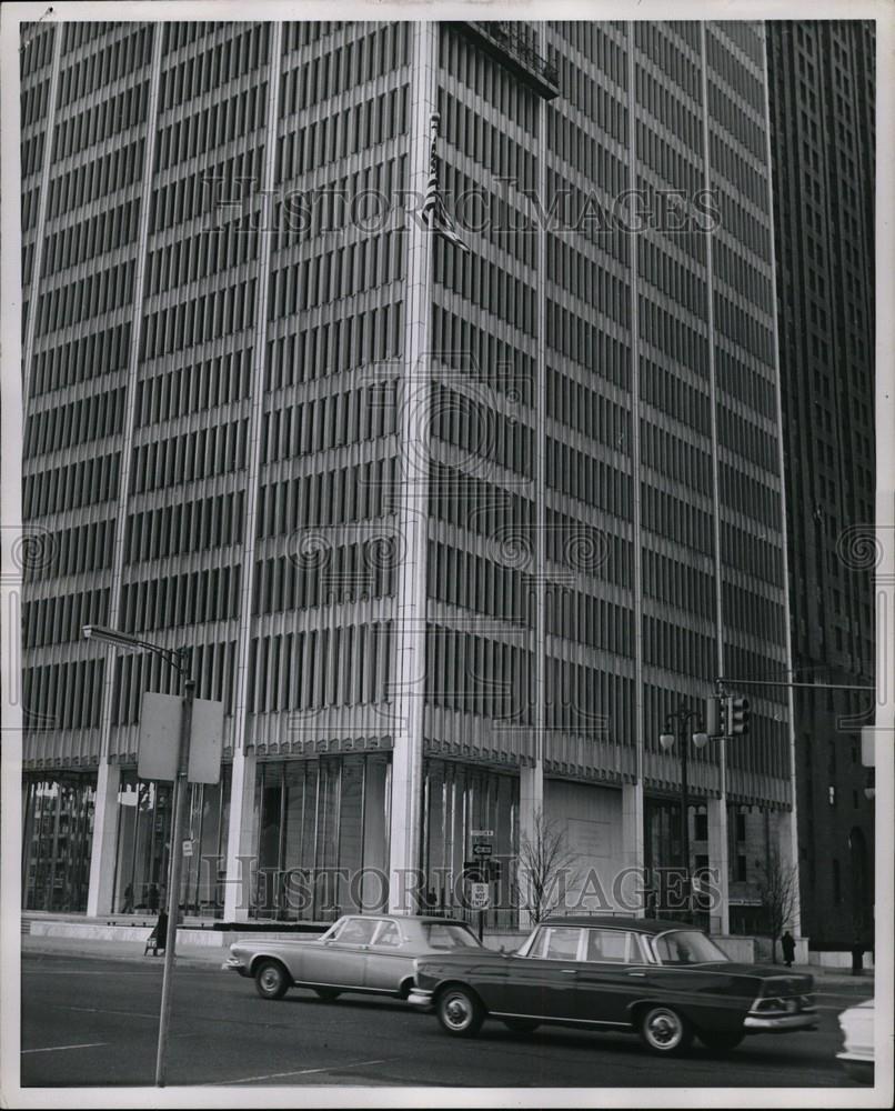 1965 Press Photo car building gas works street gas - Historic Images