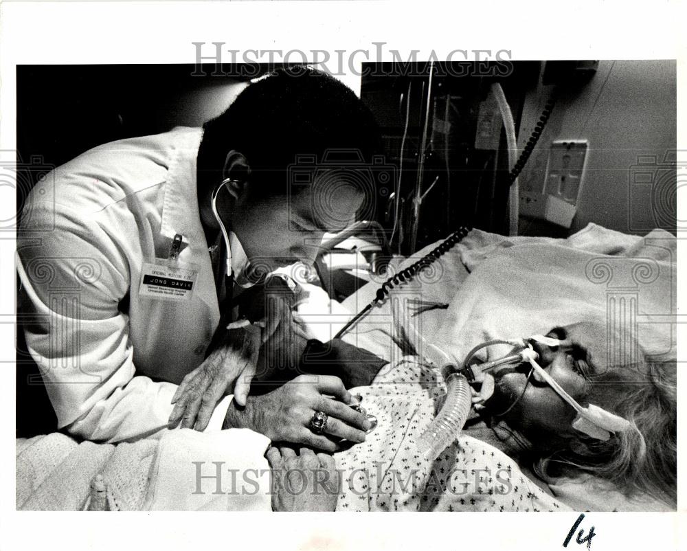 1984 Press Photo Dr. Jong Davis medical care hospital - Historic Images