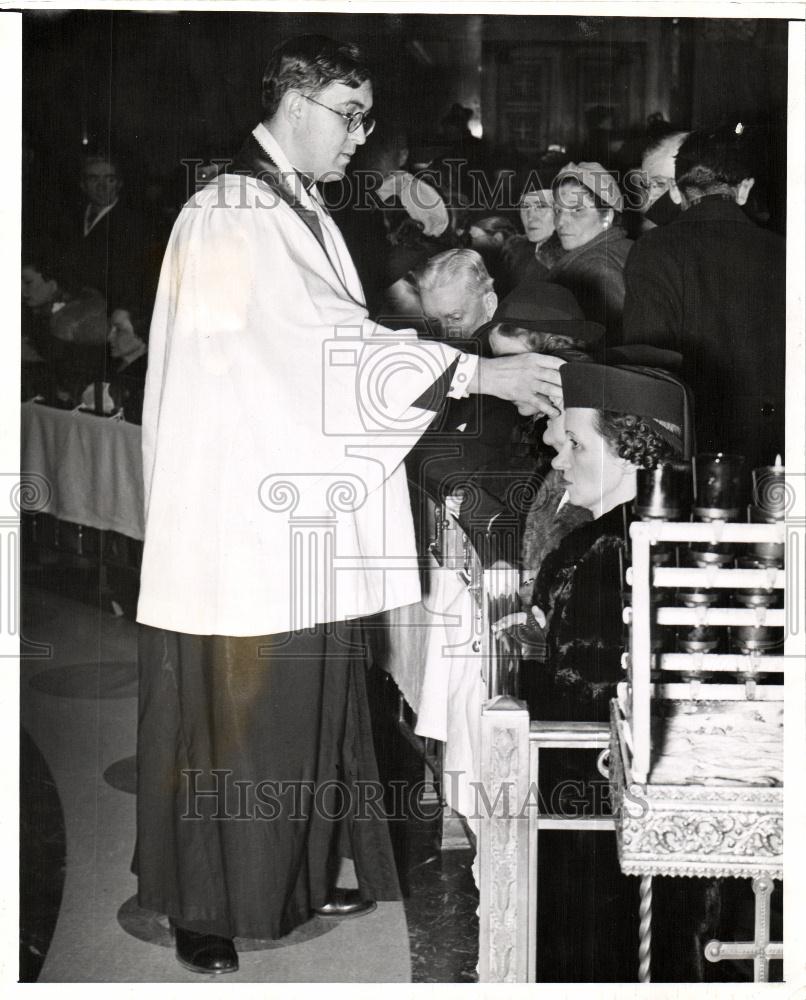 1940 Press Photo Lent Ash Wednesday St Aloysius - Historic Images
