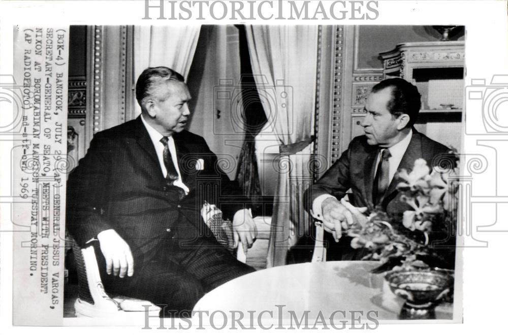 1969 Press Photo Richard Nixon Jesus Vargas Bangkok - Historic Images