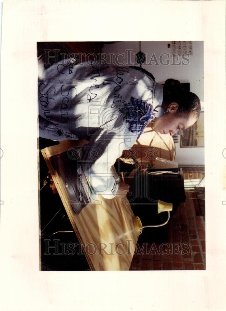 1991 Press Photo Linda Michelle Trainor Elegant Doves - Historic Images