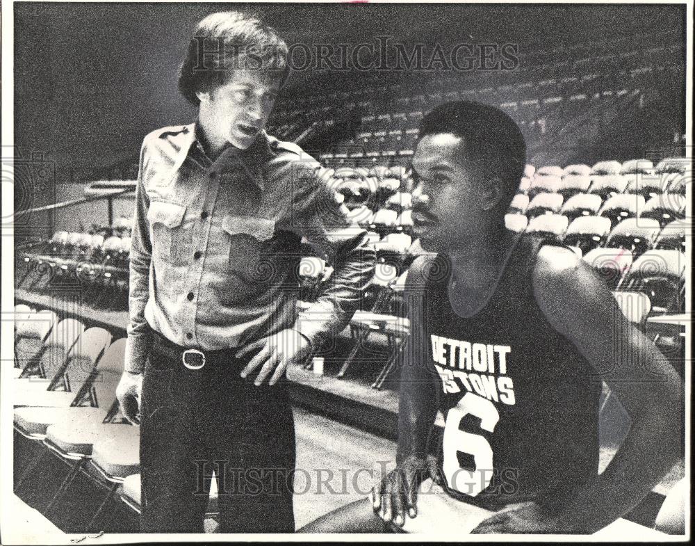 1976 Press Photo Herb Brown Pistons coach Ralph Simpson - Historic Images