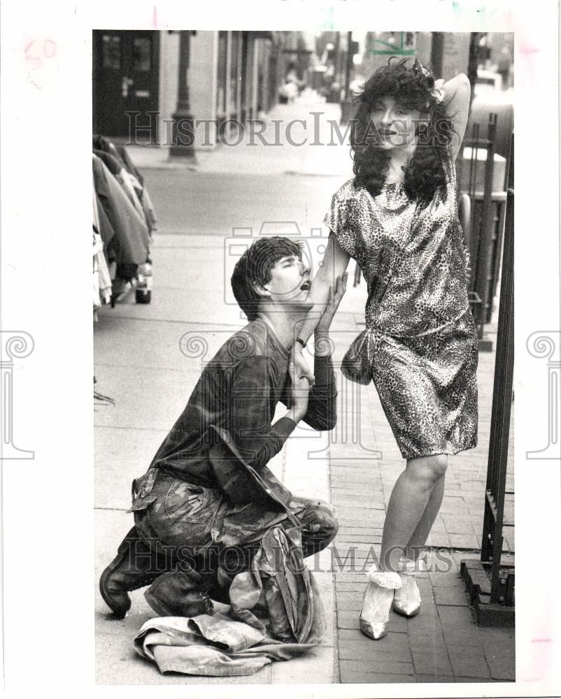 1988 Press Photo Judy Tenuta shares wardrobe - Historic Images