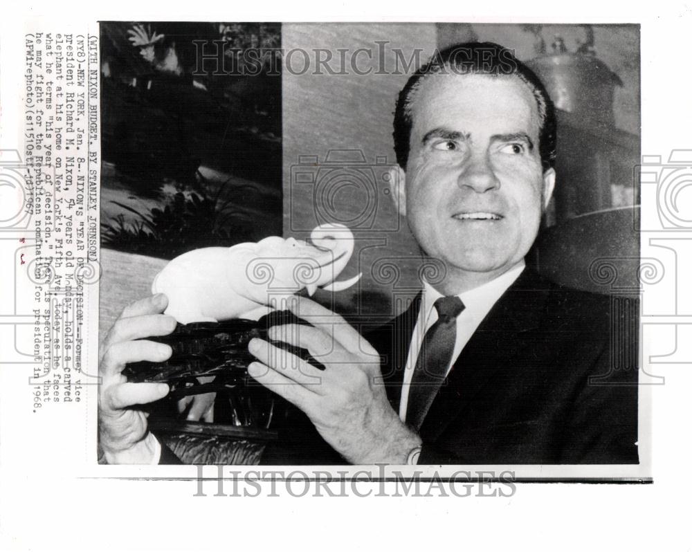 1967 Press Photo VP Richard Nixon Carved Elephant - Historic Images