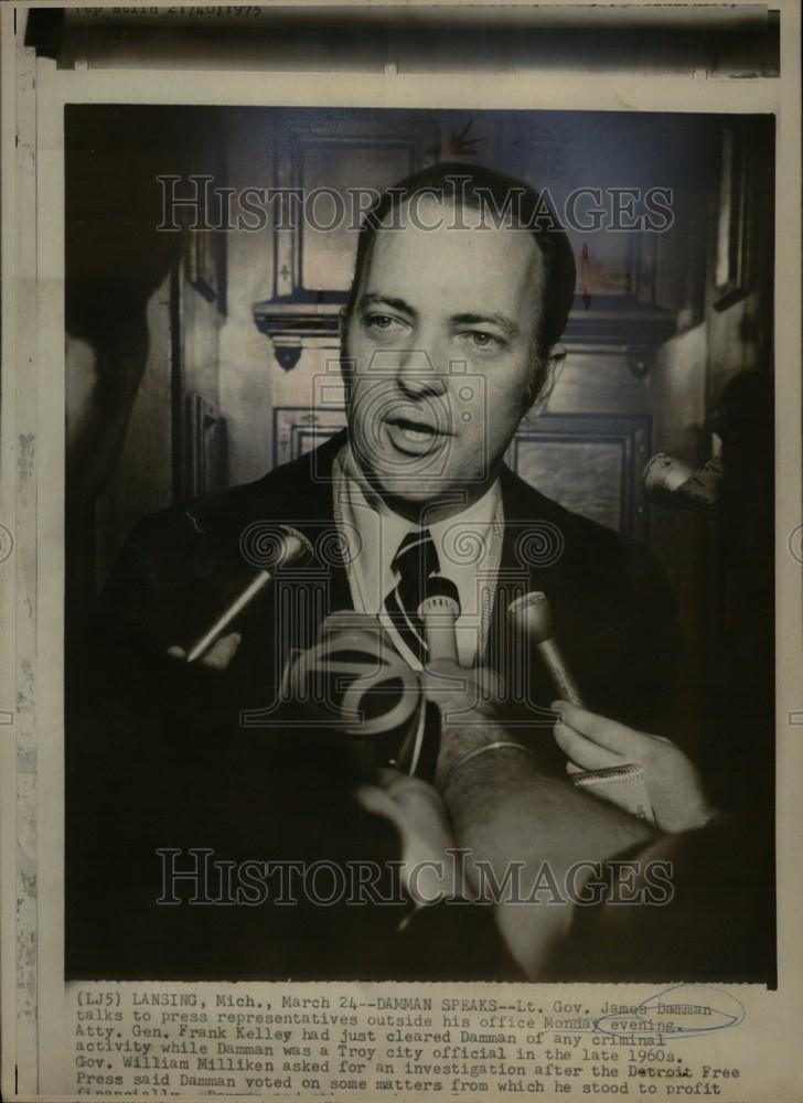 1975 Press Photo james damman talks to press - Historic Images