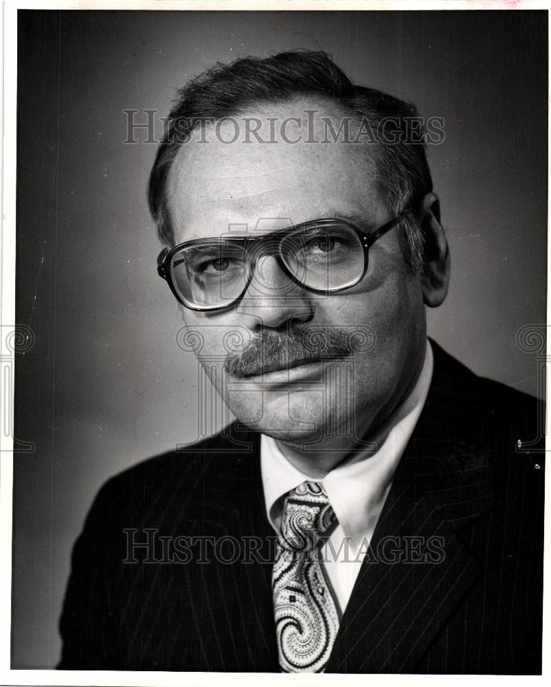 1975 Press Photo Lee Templeton vice president - Historic Images