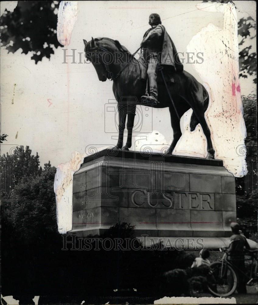 1940 Press Photo Custer statue Indians gather Monroe - Historic Images