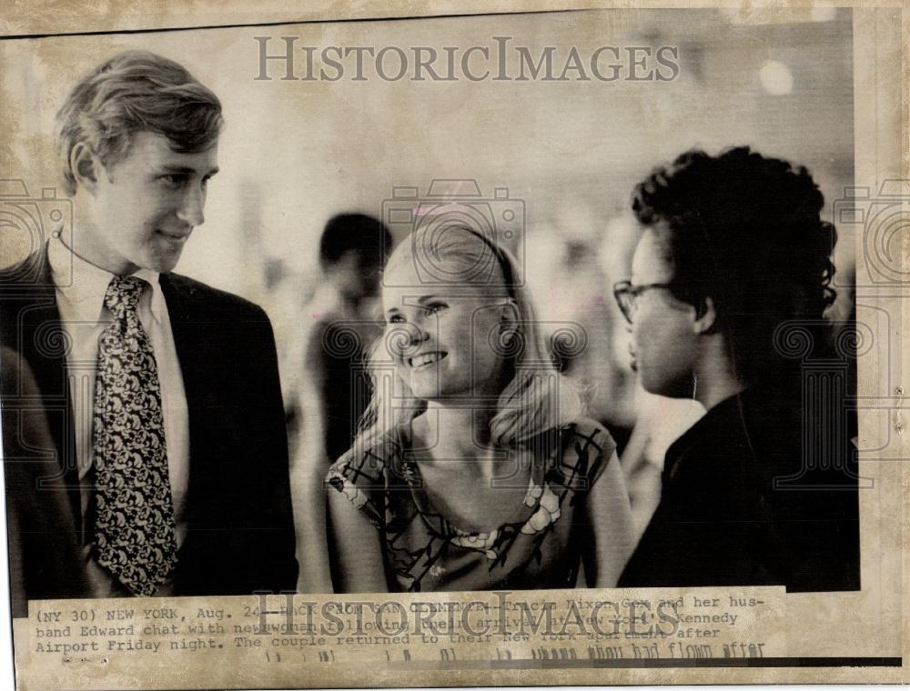 1975 Press Photo Tricia Nixon Edward Kennedy airport - Historic Images