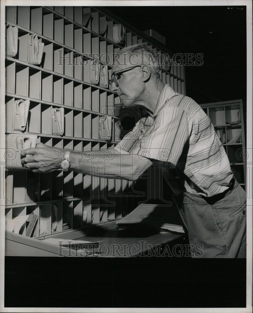 1974 Press Photo Arthur S. Potter mailman mail carrier - Historic Images