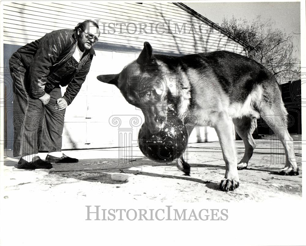 1978 Press Photo Carl Hastings Lancer dog bowling - Historic Images