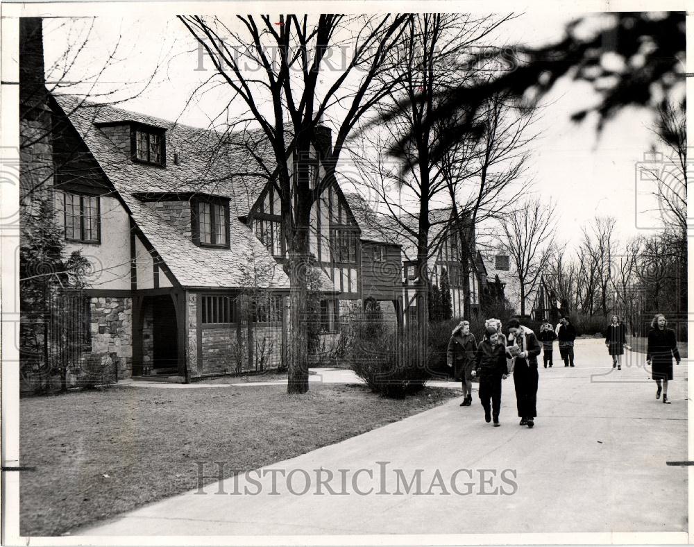 1946 Press Photo english style architecture street - Historic Images