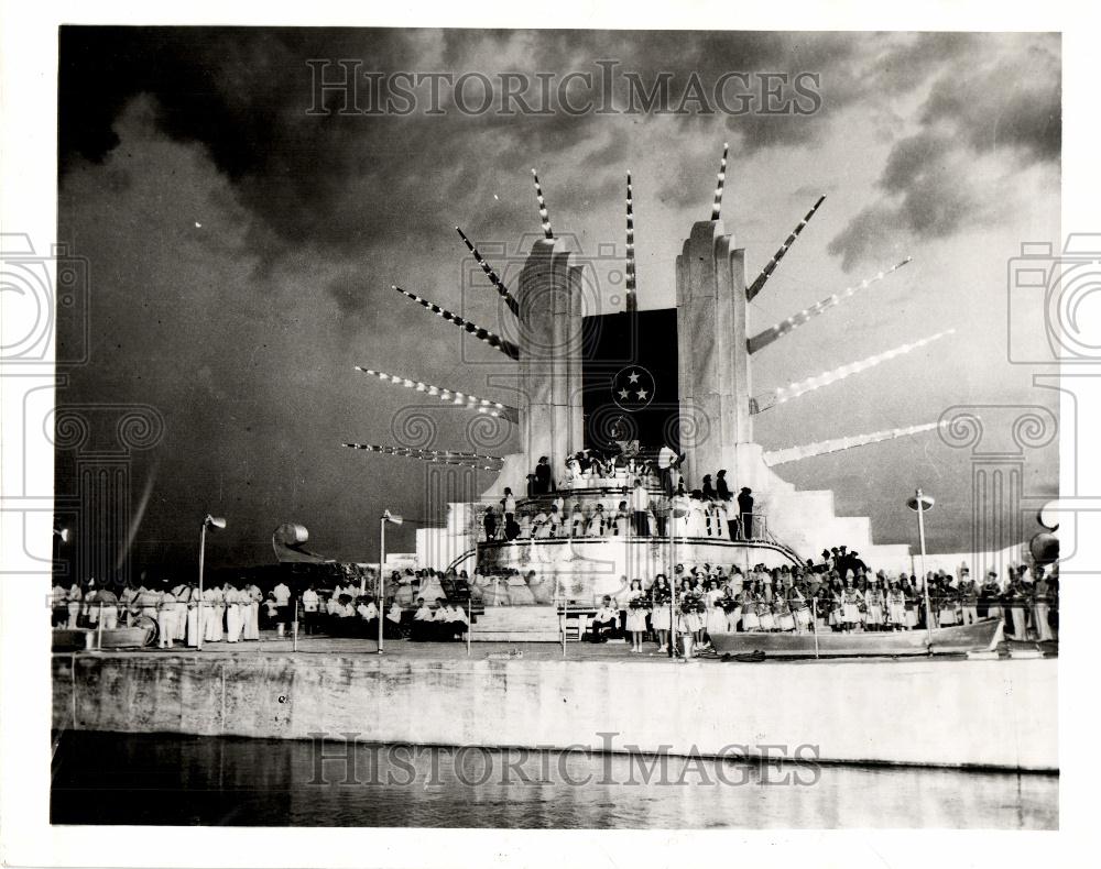 Press Photo Imperial Barge carrying King &amp; Queen - Historic Images