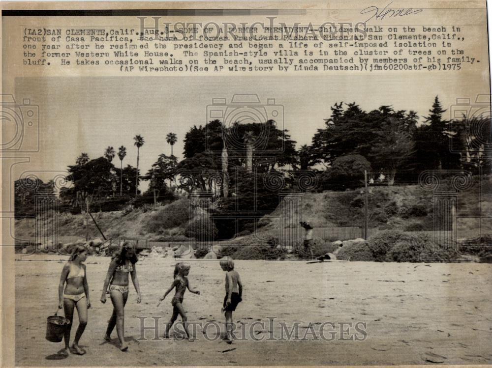 1975 Press Photo Children walk in front of Casa Pacific - Historic Images