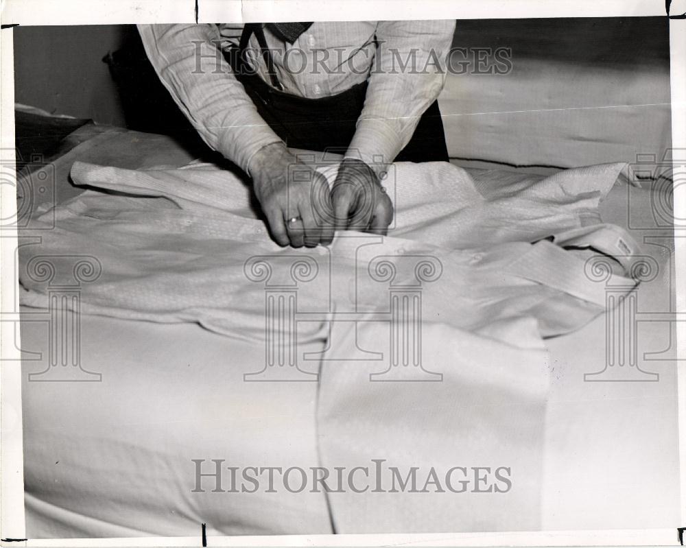 1945 Press Photo Ironing a shirt - Historic Images