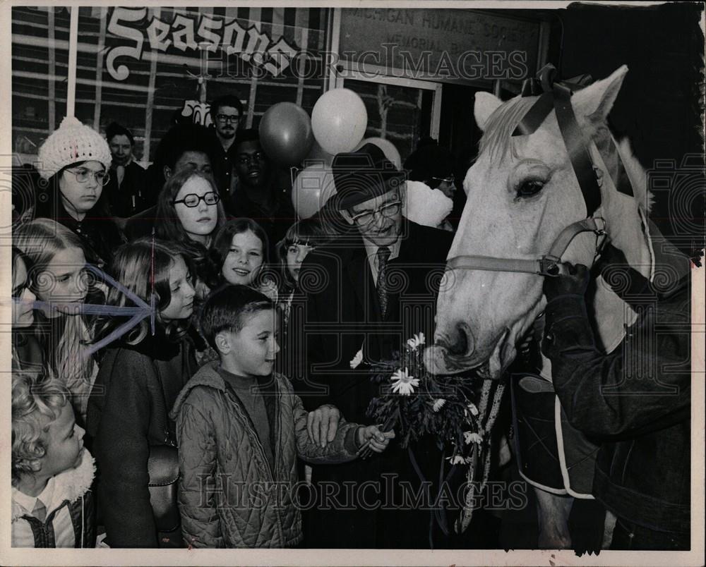 1971 Press Photo Maggie honored at her last retirement. - Historic Images