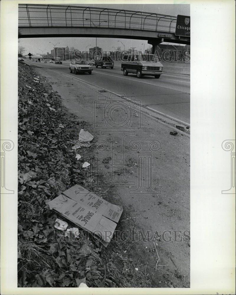1986 Press Photo trash garbage road litter - Historic Images