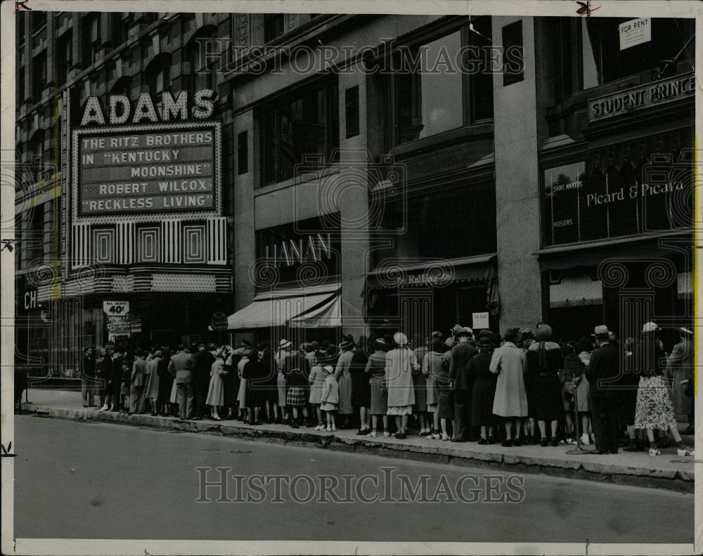 1938 Press Photo moviegoers lined box office - Historic Images