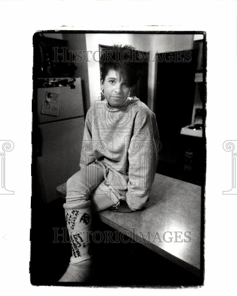 1991 Press Photo Tracey Davis hits horn, gets beaten - Historic Images