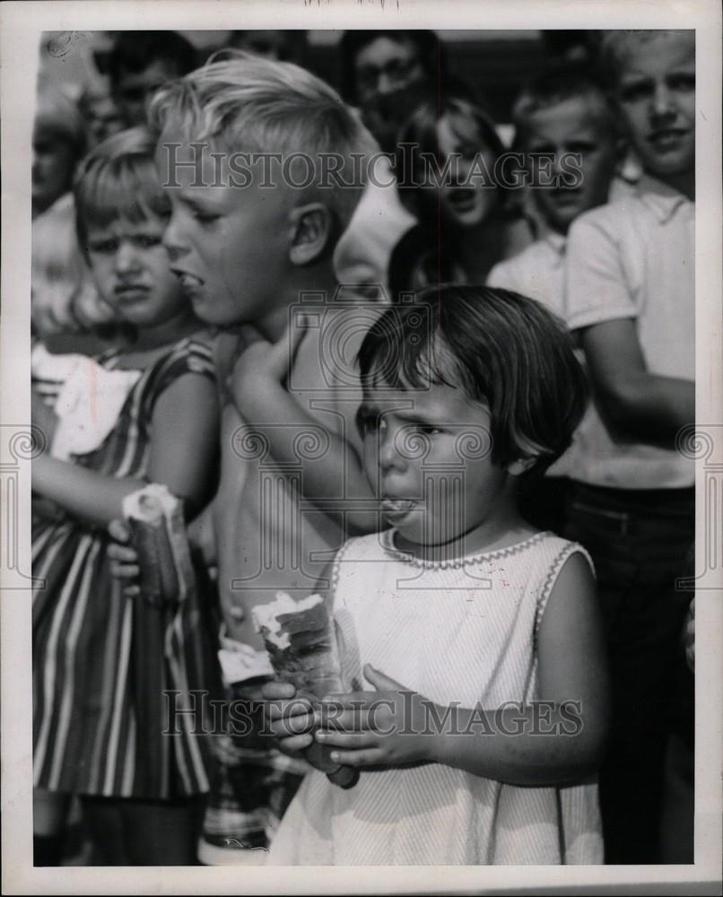 1966 Press Photo Brenda Jewell Shawn Seudds Hot Dog - Historic Images