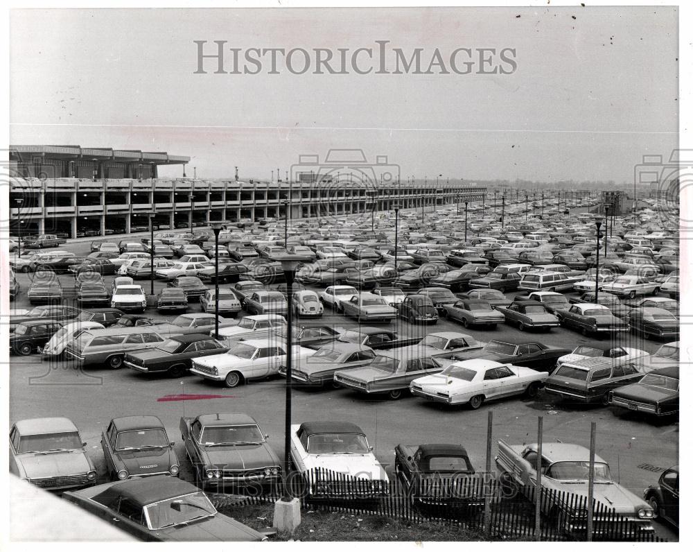 1967 Press Photo Metropolitan Airport Parking lot - Historic Images