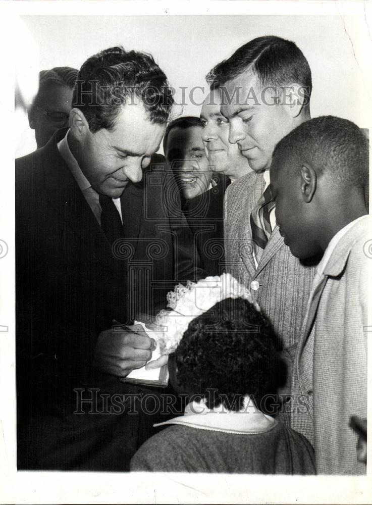 1961 Press Photo Nixon President autograph politics - Historic Images