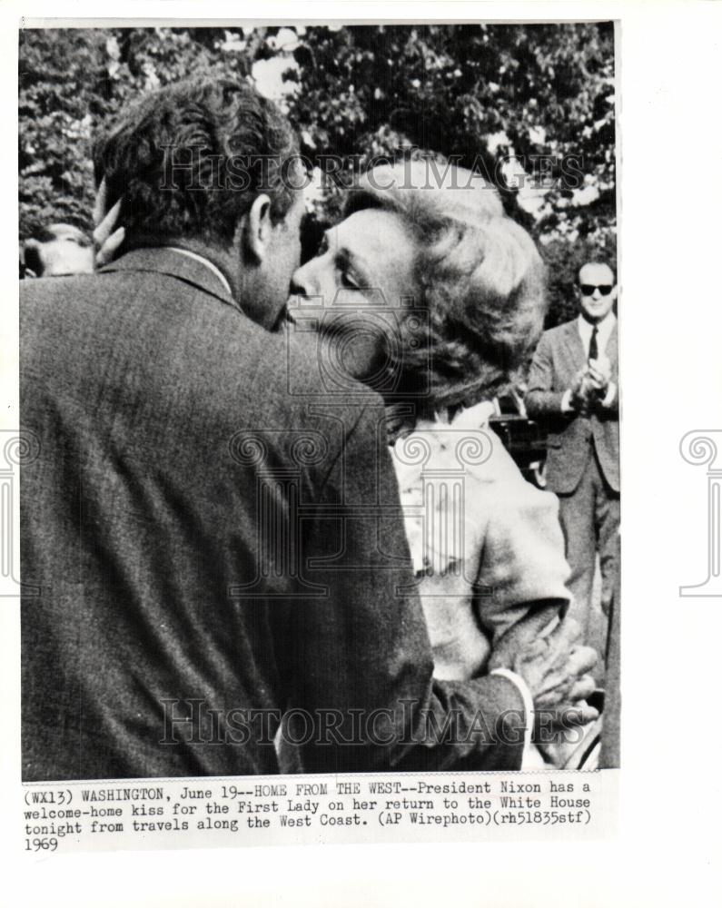 1969 Press Photo Nixon first lady welcome home kiss - Historic Images