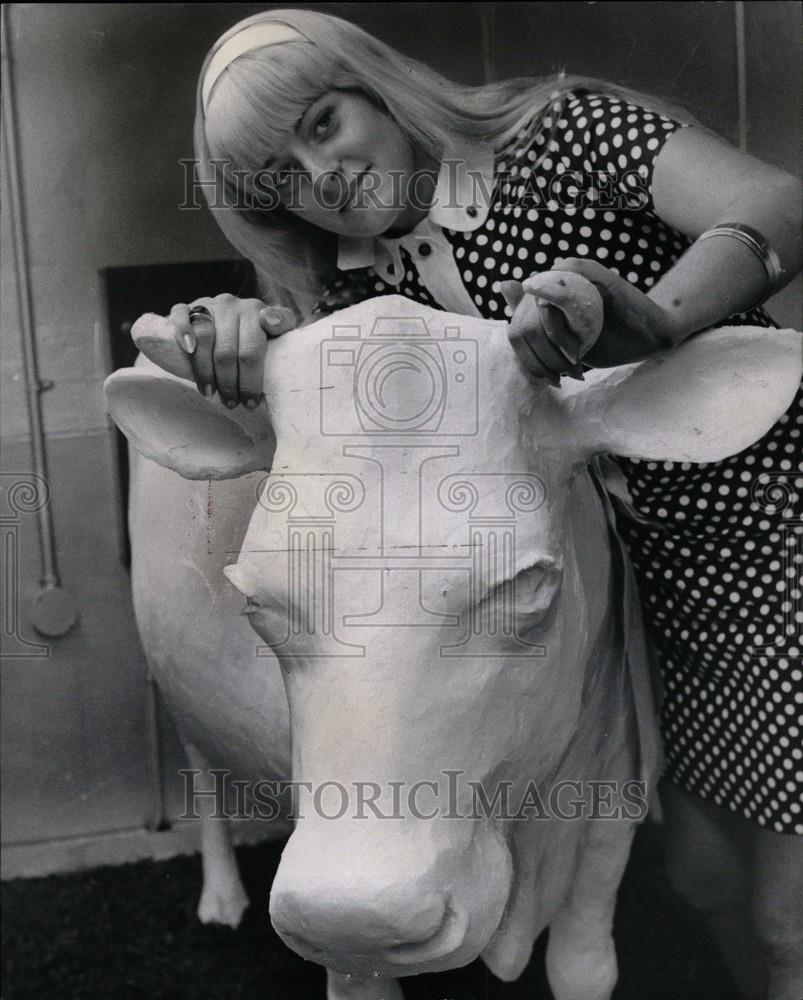 1968 Press Photo Marianne Riggs, 20, of Oak Park. - Historic Images