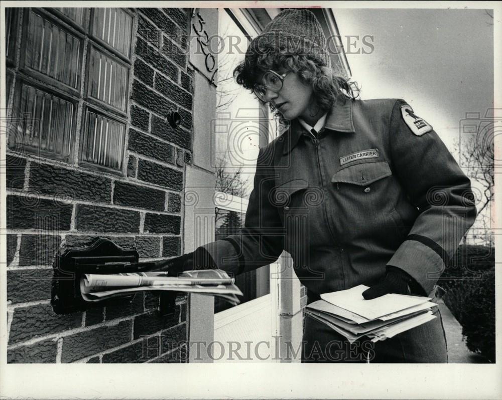 1981 Press Photo Marianne Chochorowski mailman  safety - Historic Images