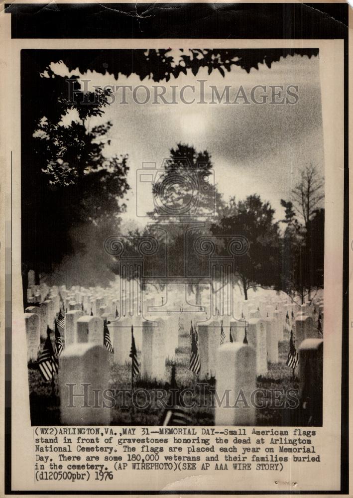 1976 Press Photo American flags gravestone MEMORIAL DAY - Historic Images