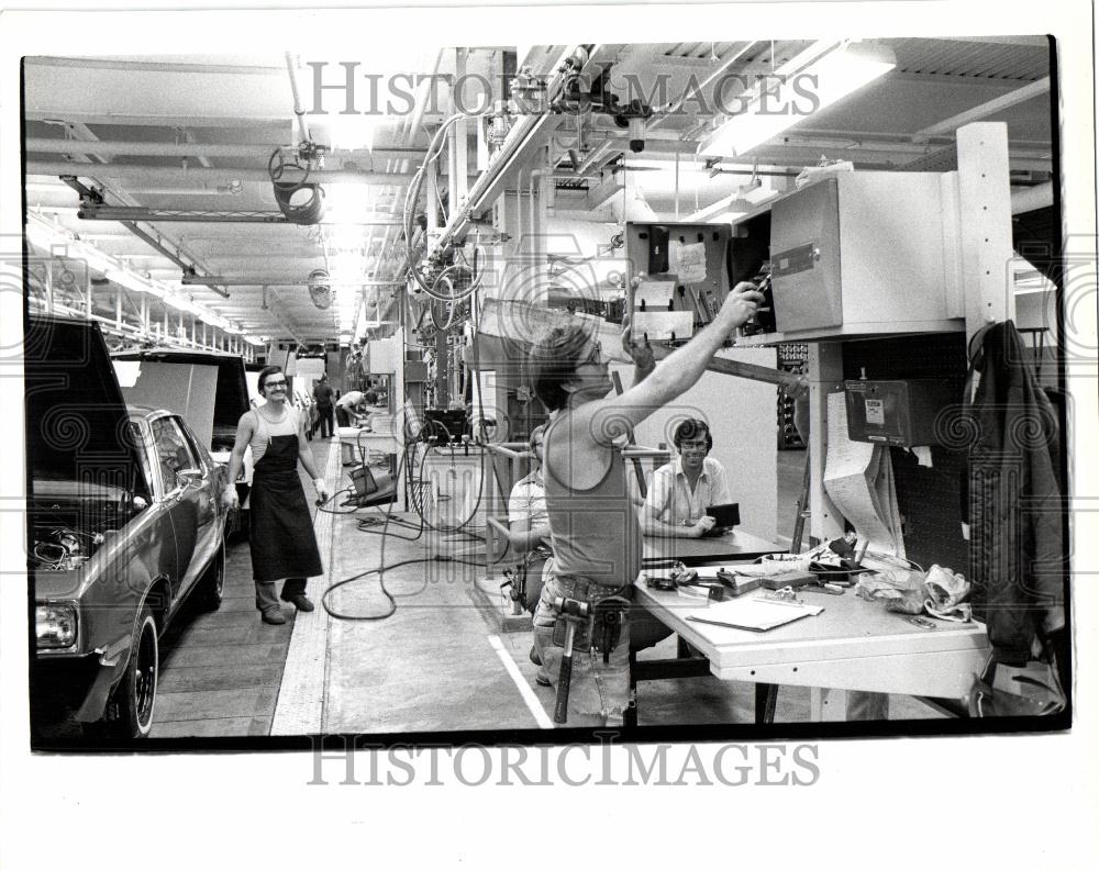 1978 Press Photo Automobile Assembly Line Ray Wellman - Historic Images