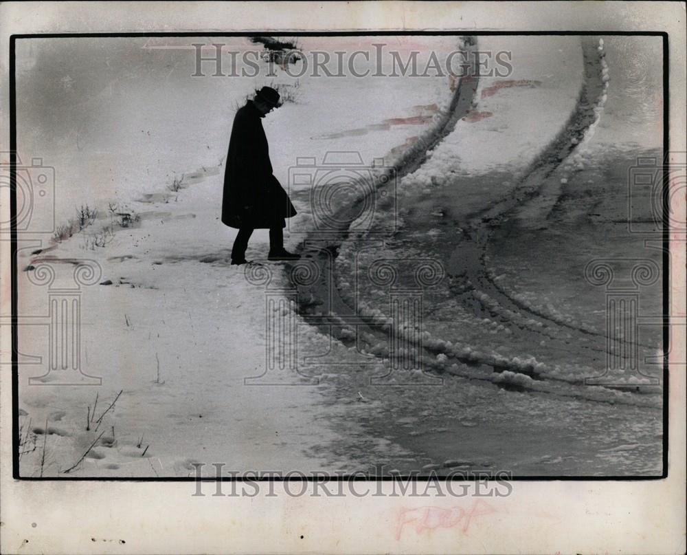 1973 Press Photo Dark Coated Wanderer - Historic Images