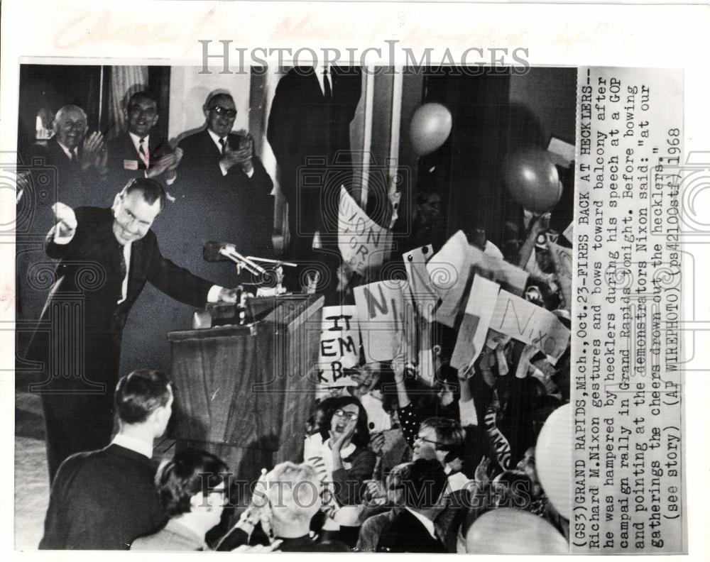 1968 Press Photo Richard Nixon Hecklers Grand Rapids MI - Historic Images