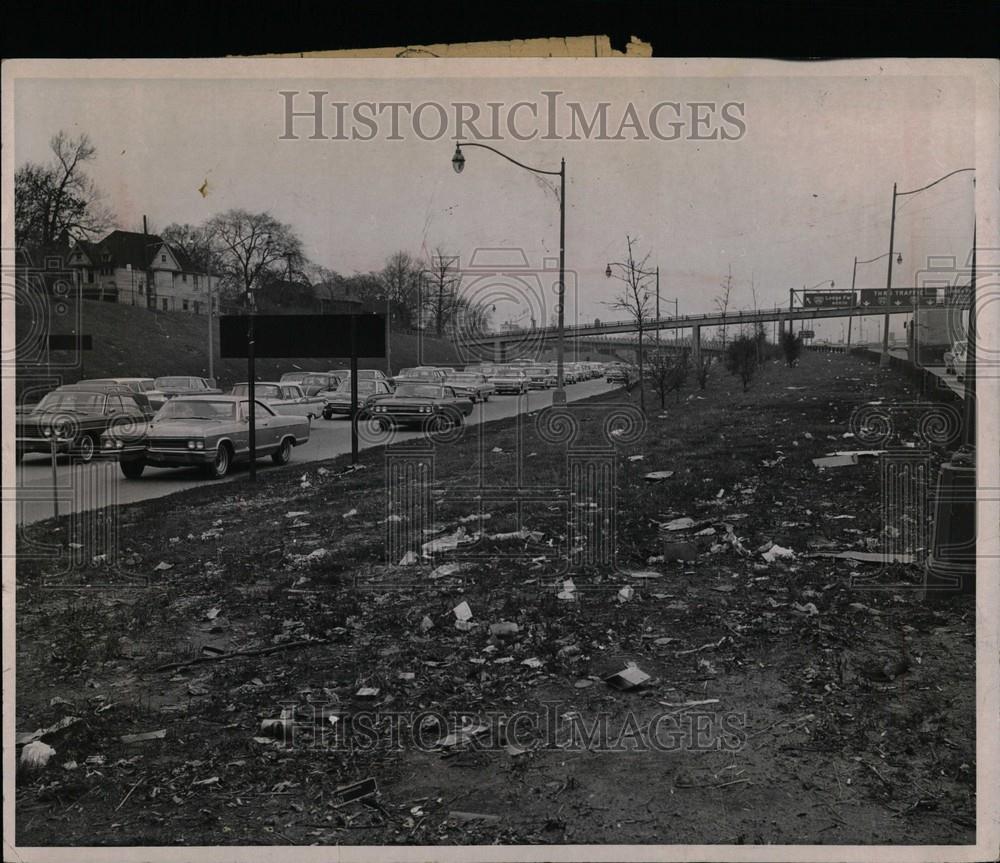 1972 Press Photo Litter waste products containers paper - Historic Images