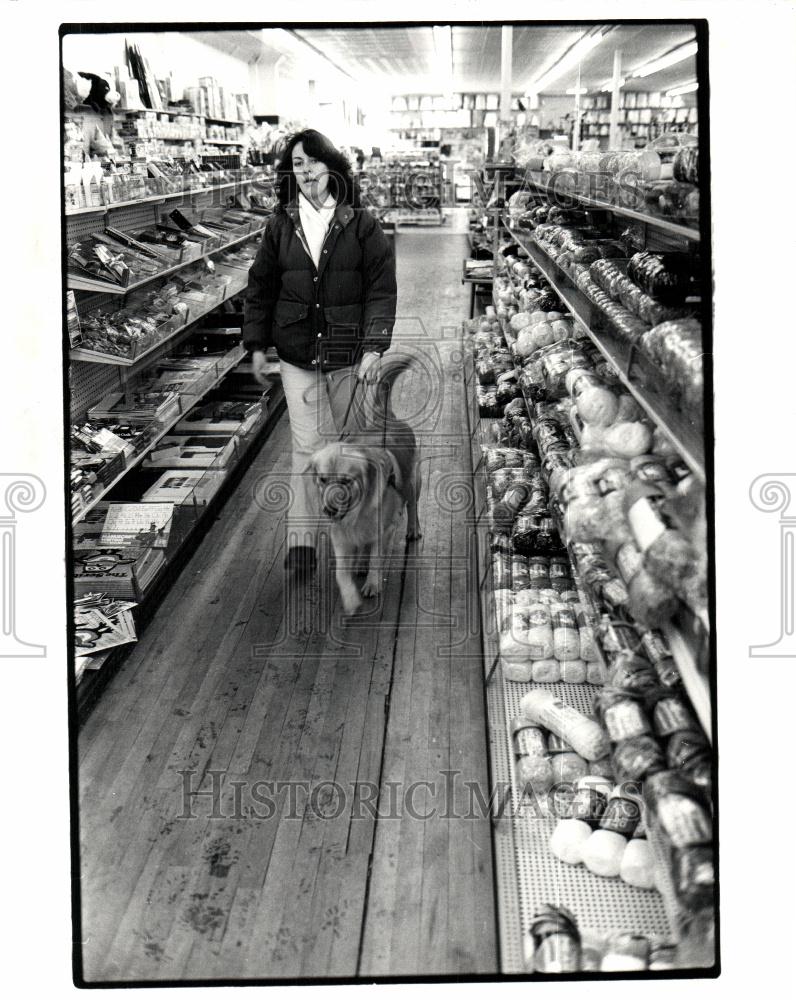 1982 Press Photo Sue Kastelic Blind Dogs - Historic Images