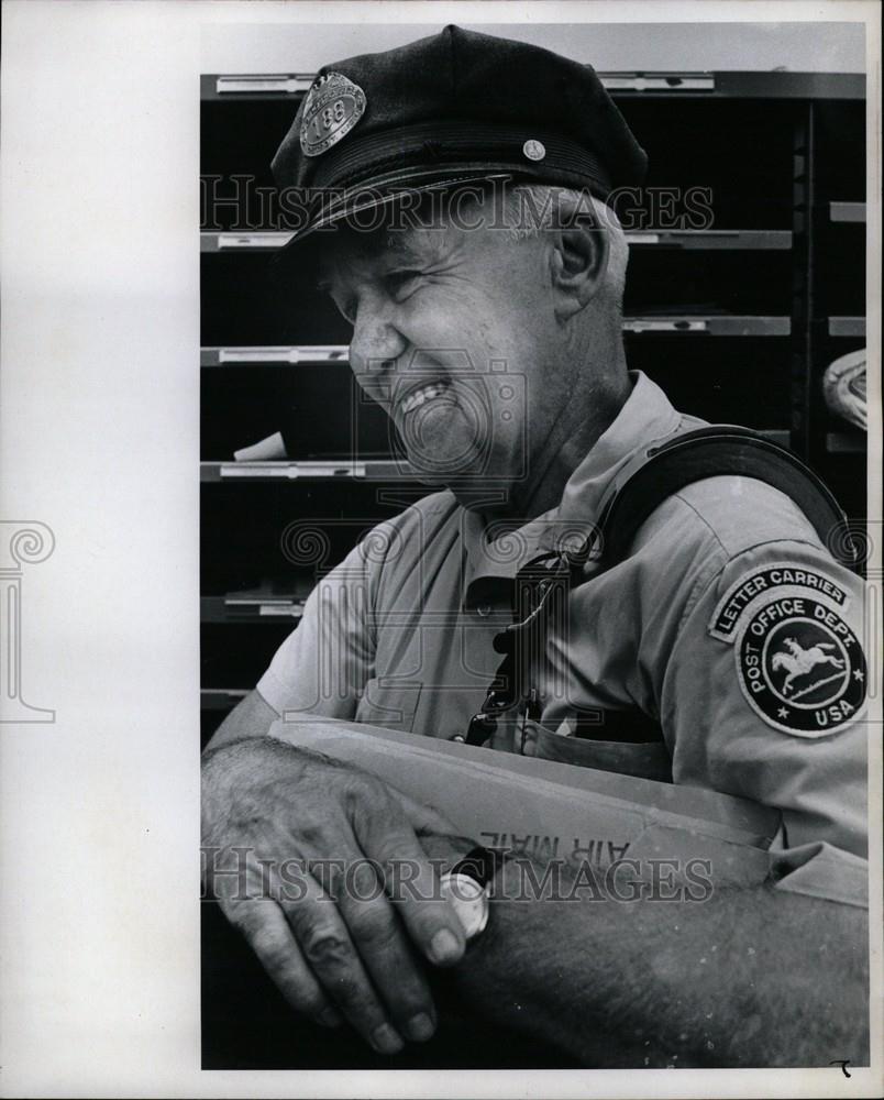 1970 Press Photo Mail Carrier Frank Angelo ends career - Historic Images