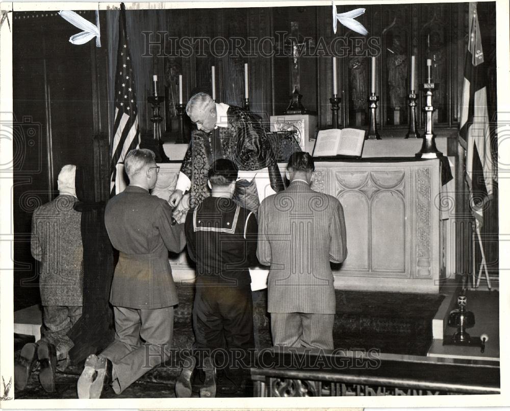 1943 Press Photo William R. Wood holy communion - Historic Images