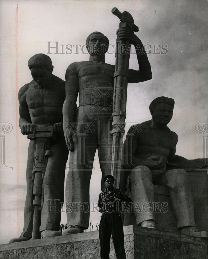 1976 Press Photo Monument workmen Mexico City - Historic Images