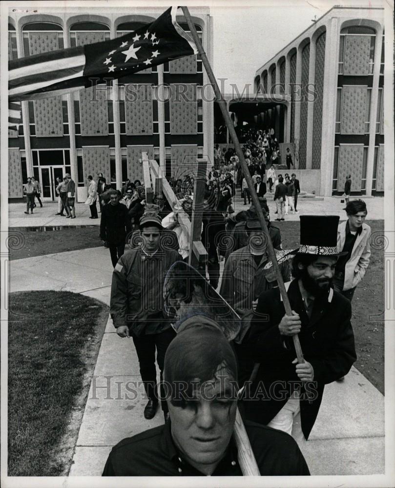 1970 Press Photo indictment flag student activist trial - Historic Images