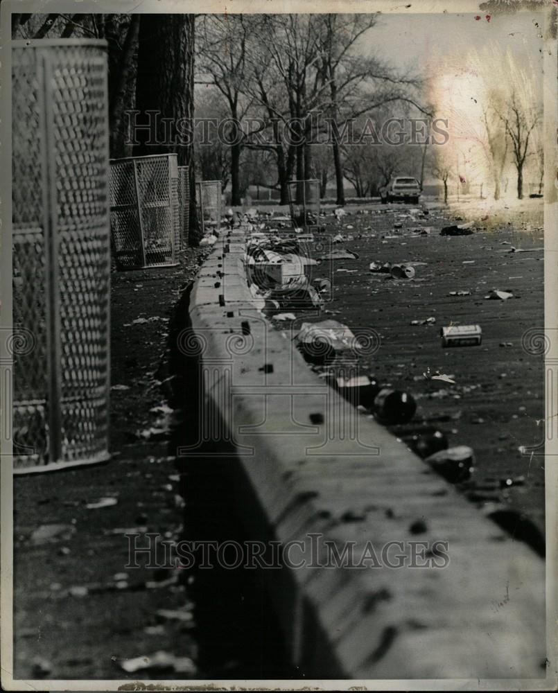 1979 Press Photo Bottles and cans trash Belle Isle - Historic Images