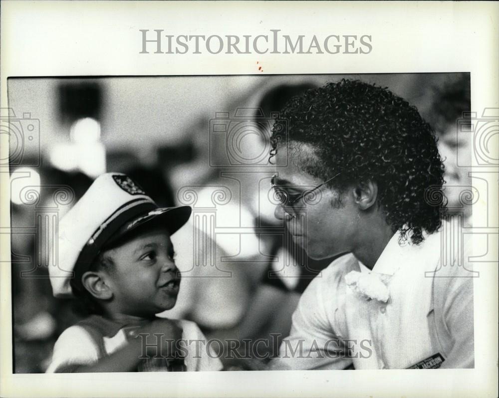 1984 Press Photo Errol Bomar admire Antonio Poindexter - Historic Images