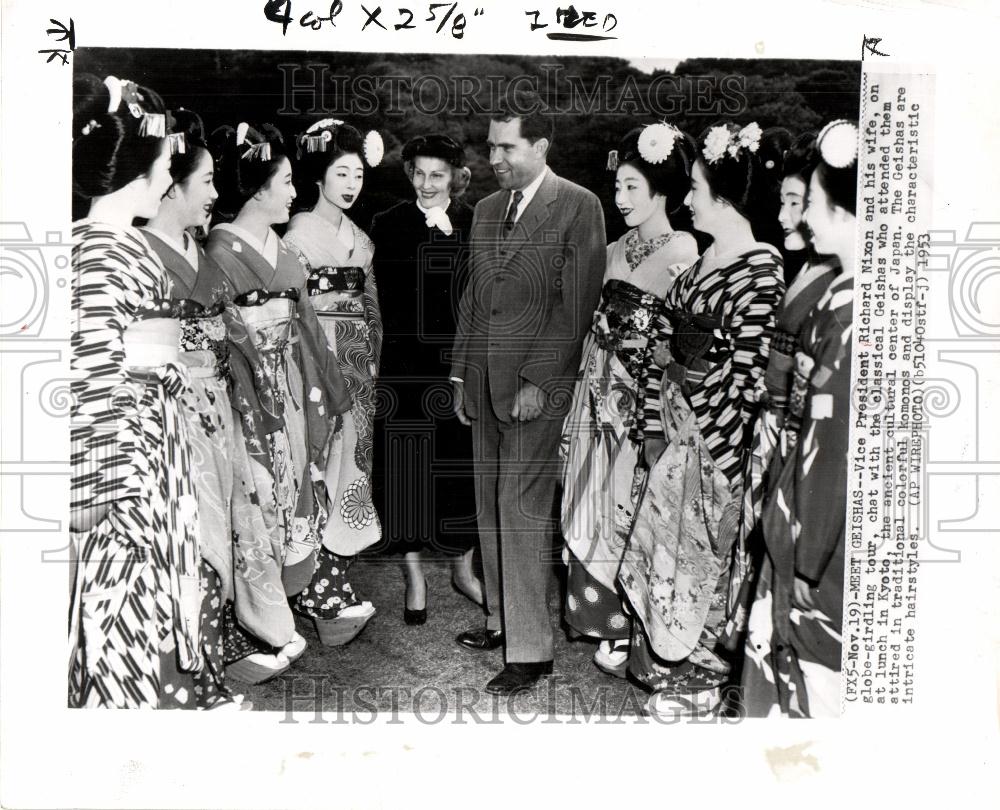 1953 Press Photo Vice President Nixon Geishas Kyoto - Historic Images