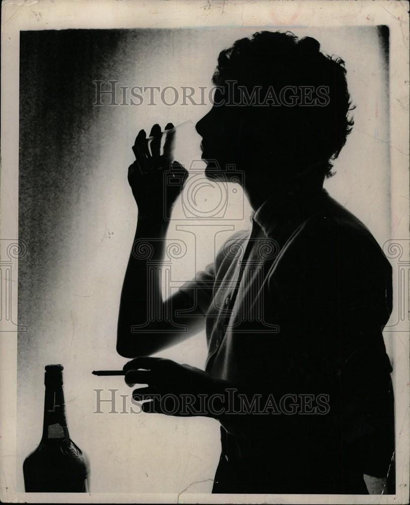 1984 Press Photo Liquor Alcoholism Drinking Legal Drug - Historic Images