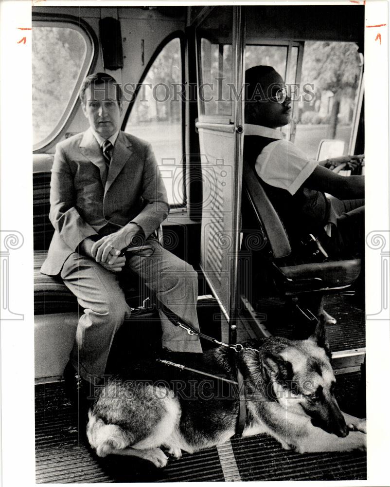 1983 Press Photo Judge Teranes Major Bus - Historic Images